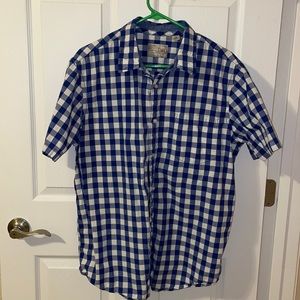 Men’s Short Sleeved Button-Up Shirt Size: Large